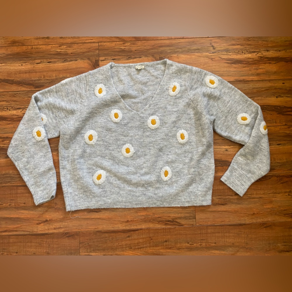 En Creme Elegant Gray V-Neck Sweater with Daisy Accents M/L
